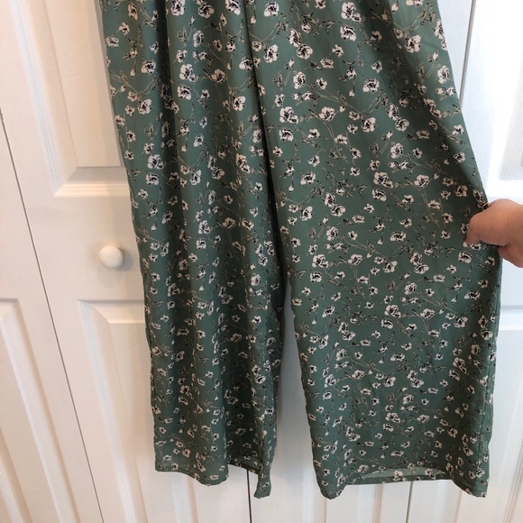 NWOT Francesca’s Green Floral Jumpsuit - Picture 3 of 7
